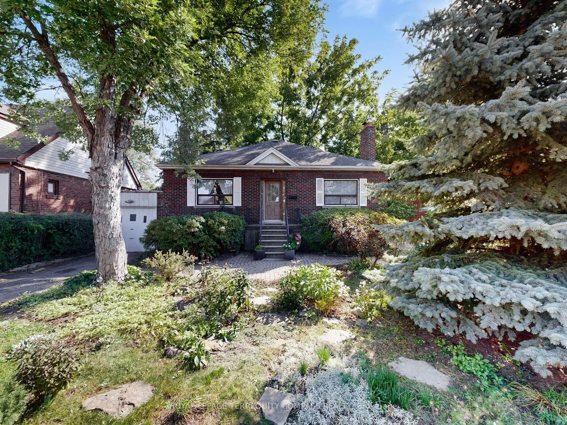 219 King Street, Toronto W04, ON M9N 1L8