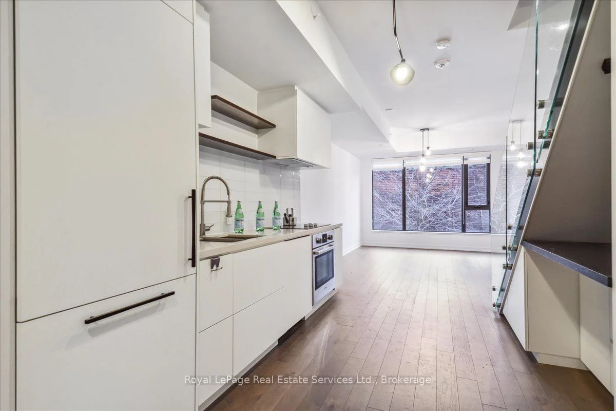 35 Wabash Avenue 330, Toronto W01, ON M6R 0A9