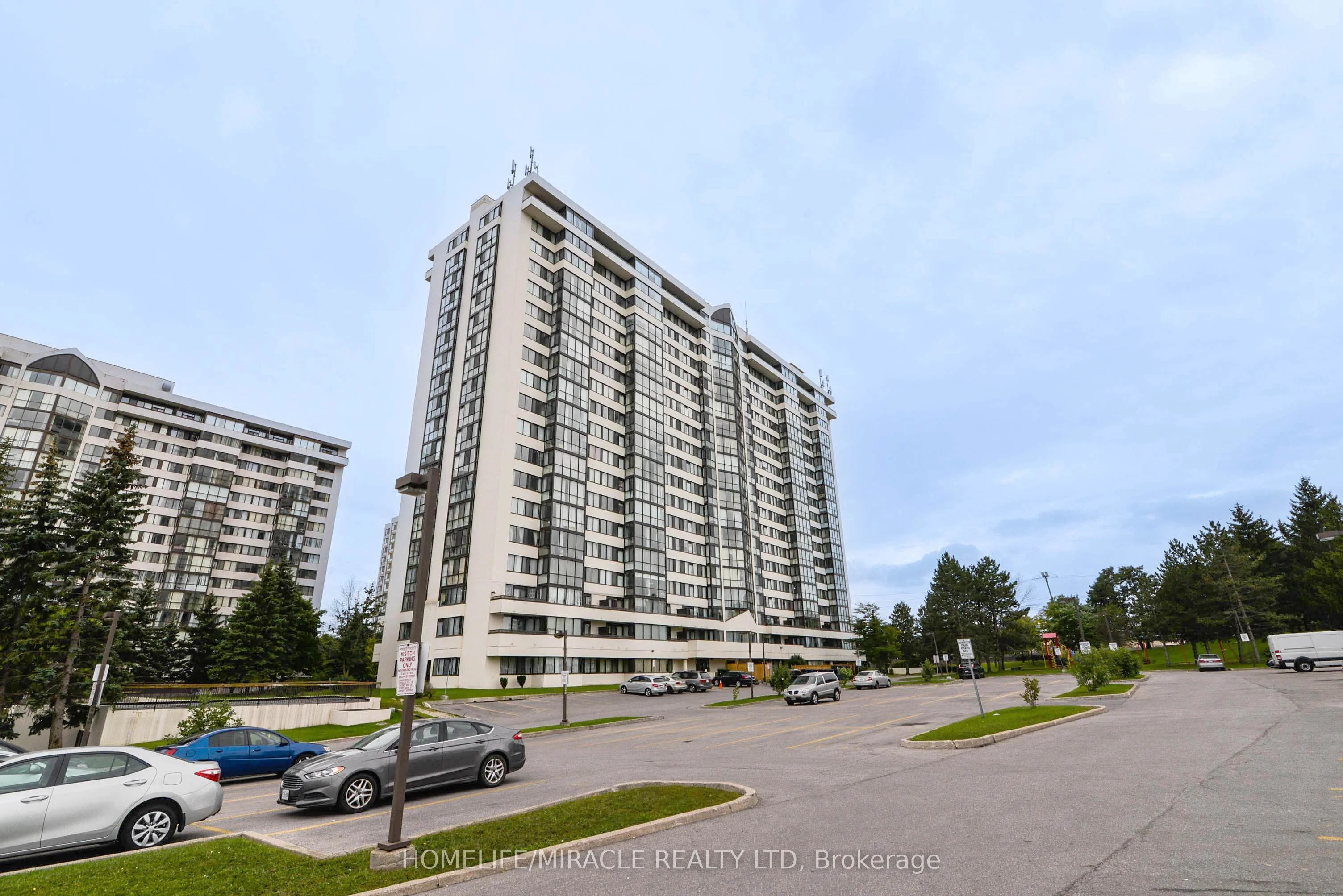 10 Markbrook Lane 909, Toronto W10, ON M9V 5E3