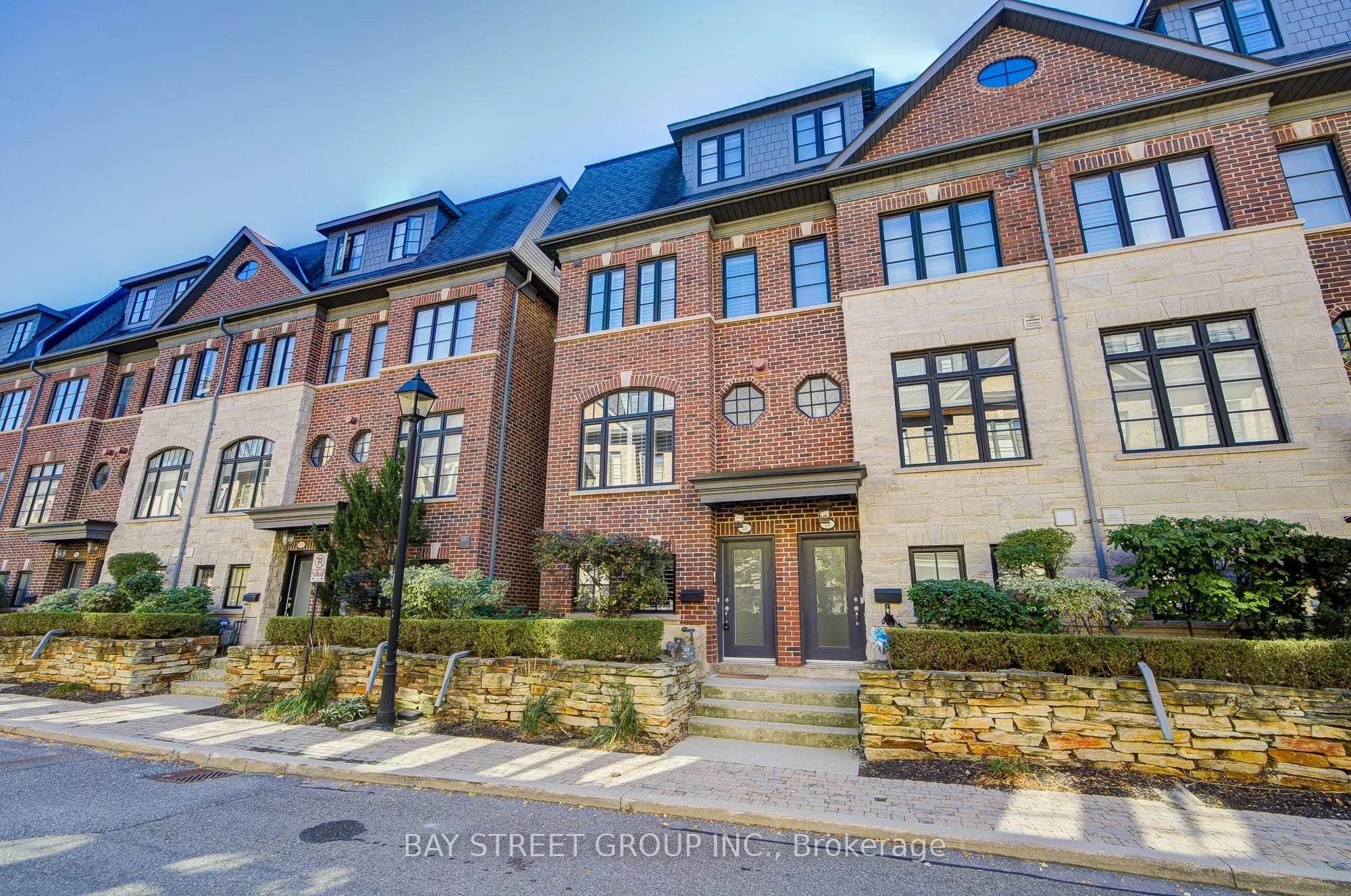 Att/Row/Townhouse in Toronto