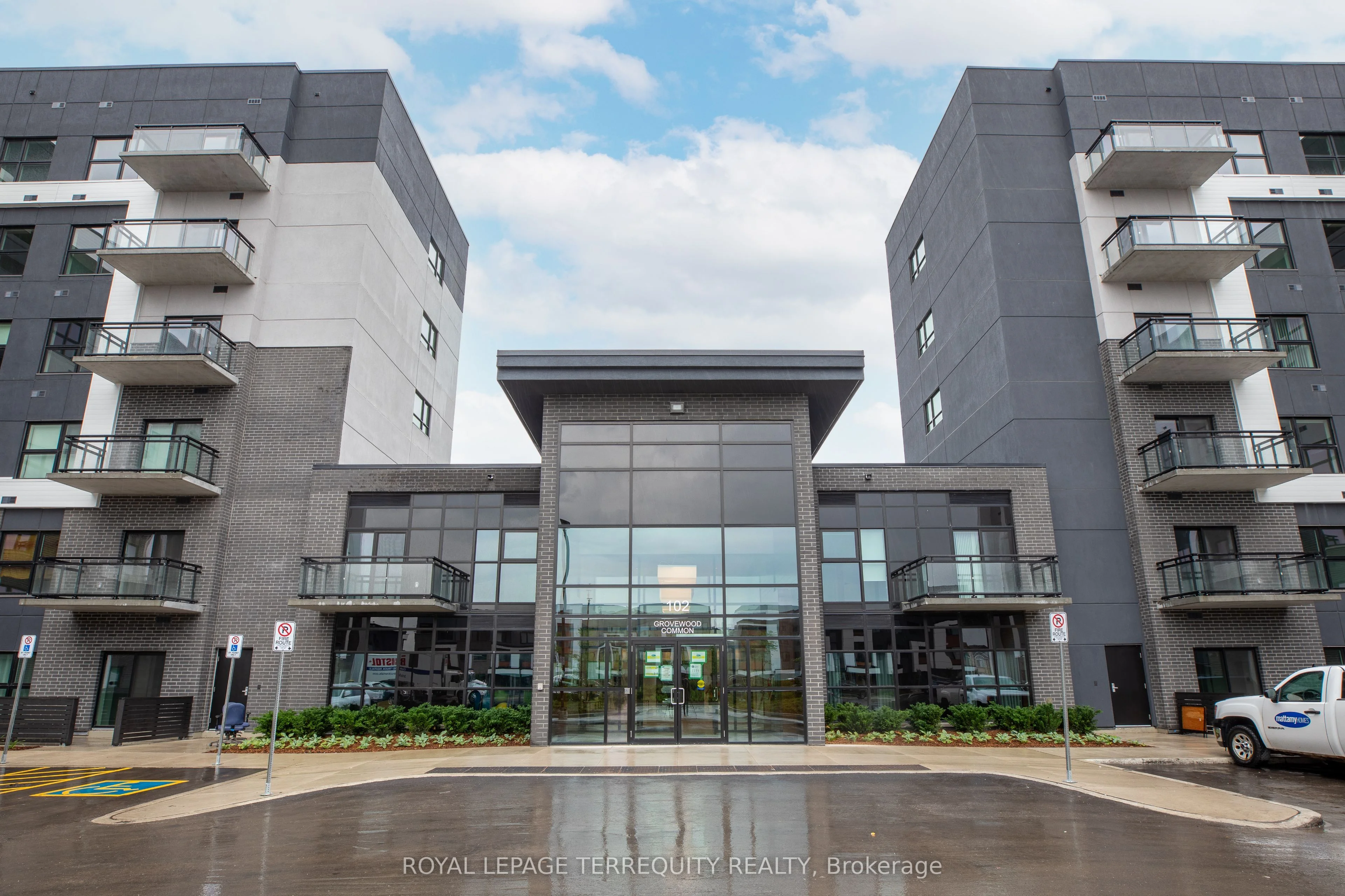 102 Grovewood Common 303, Oakville, ON L6H 0X2
