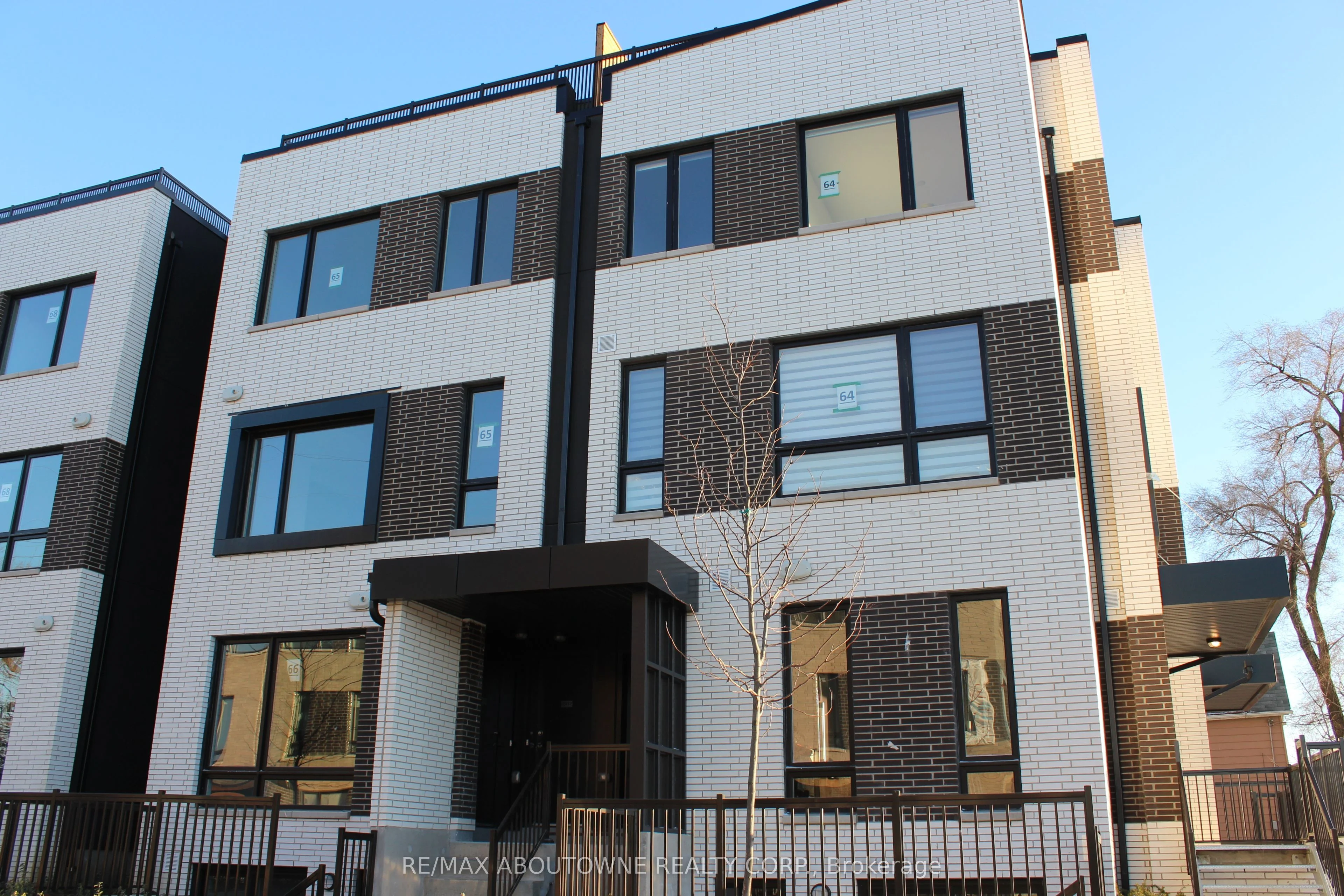 40 Ed Clark Gardens Boulevard 16, Toronto W03, ON M6N 0B5