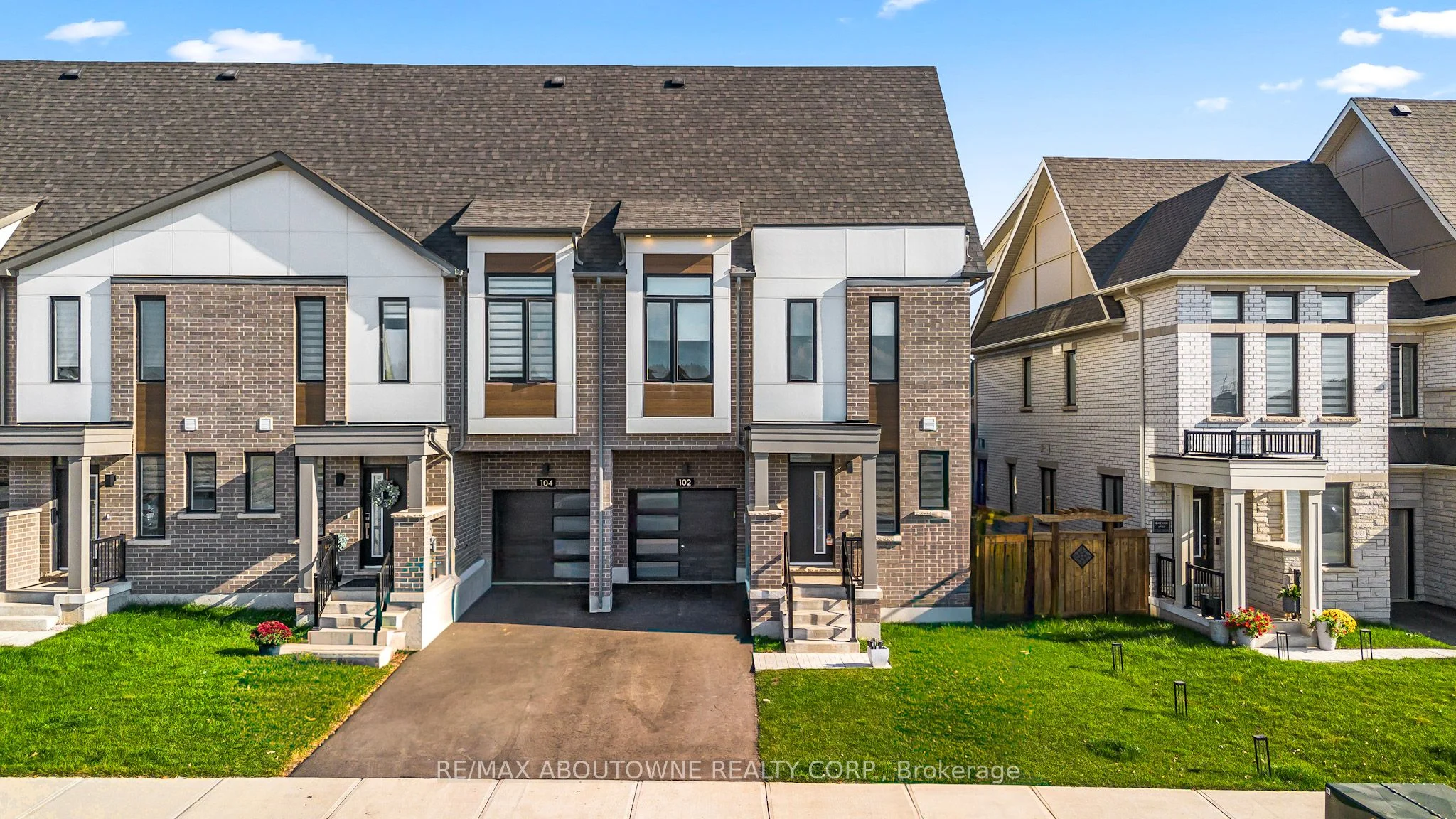 102 Settlers Road E, Oakville, ON L6H 7W5