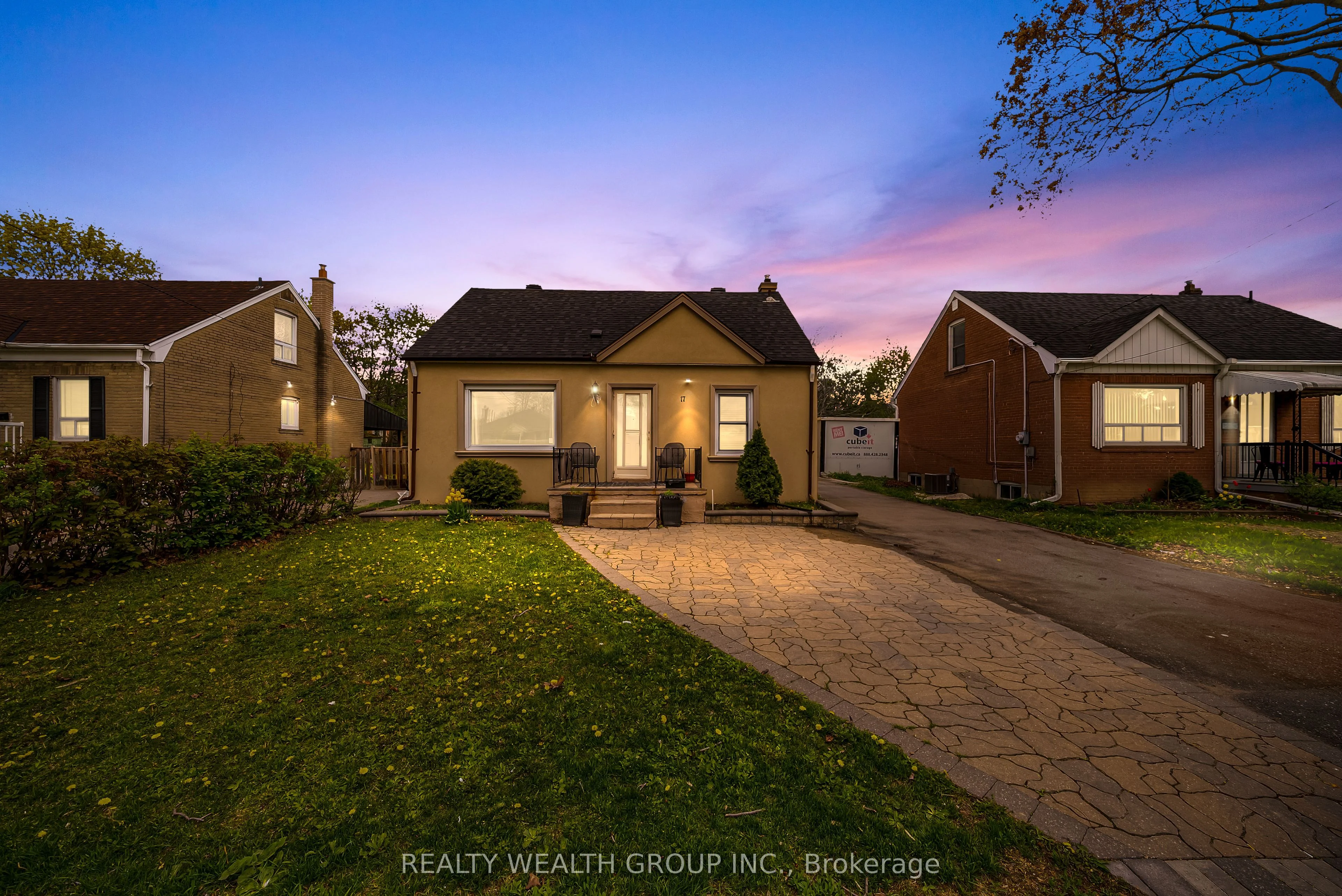 17 Haymarket Road, Toronto W05, ON M3L 1H3