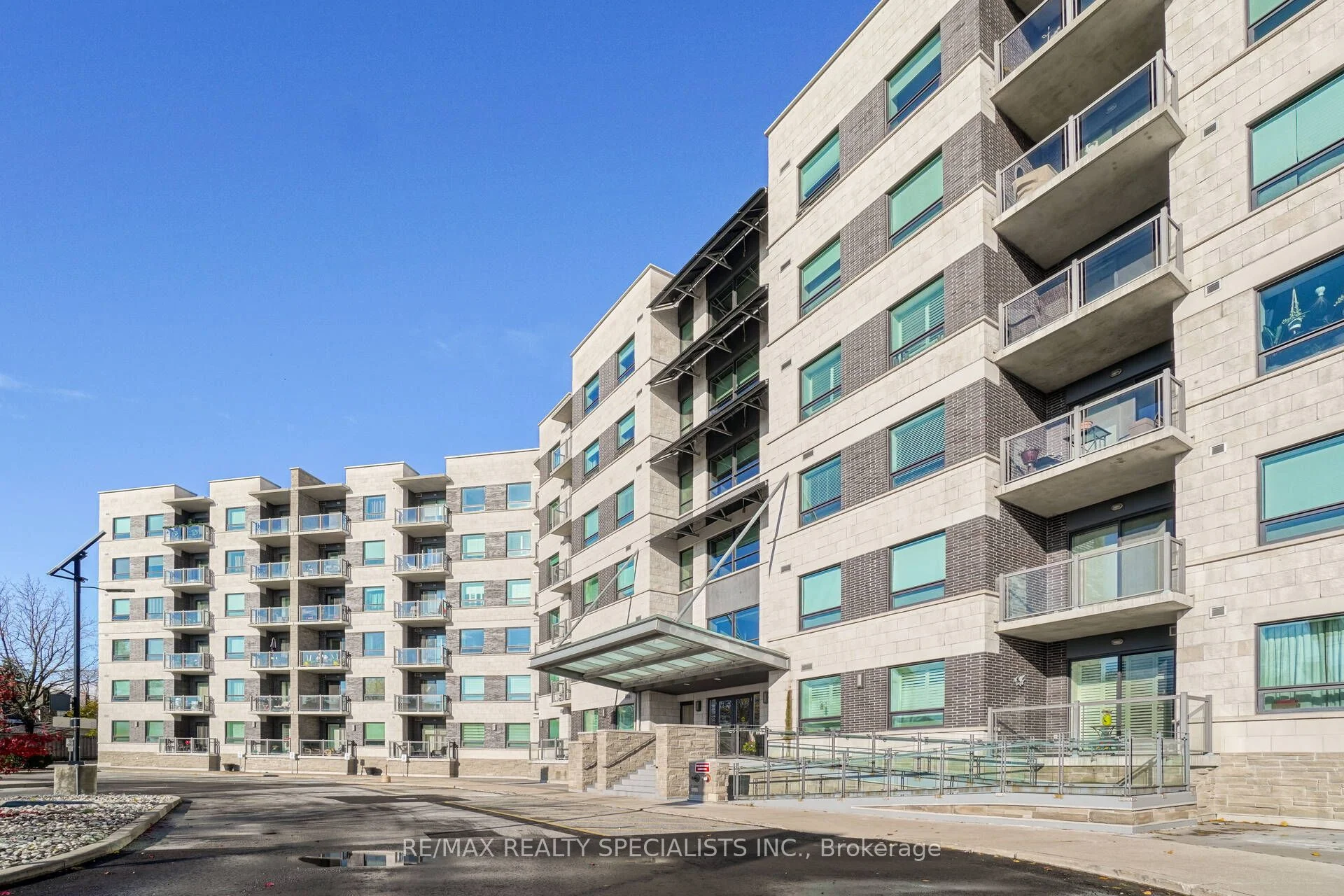 Condo Apartment in Milton