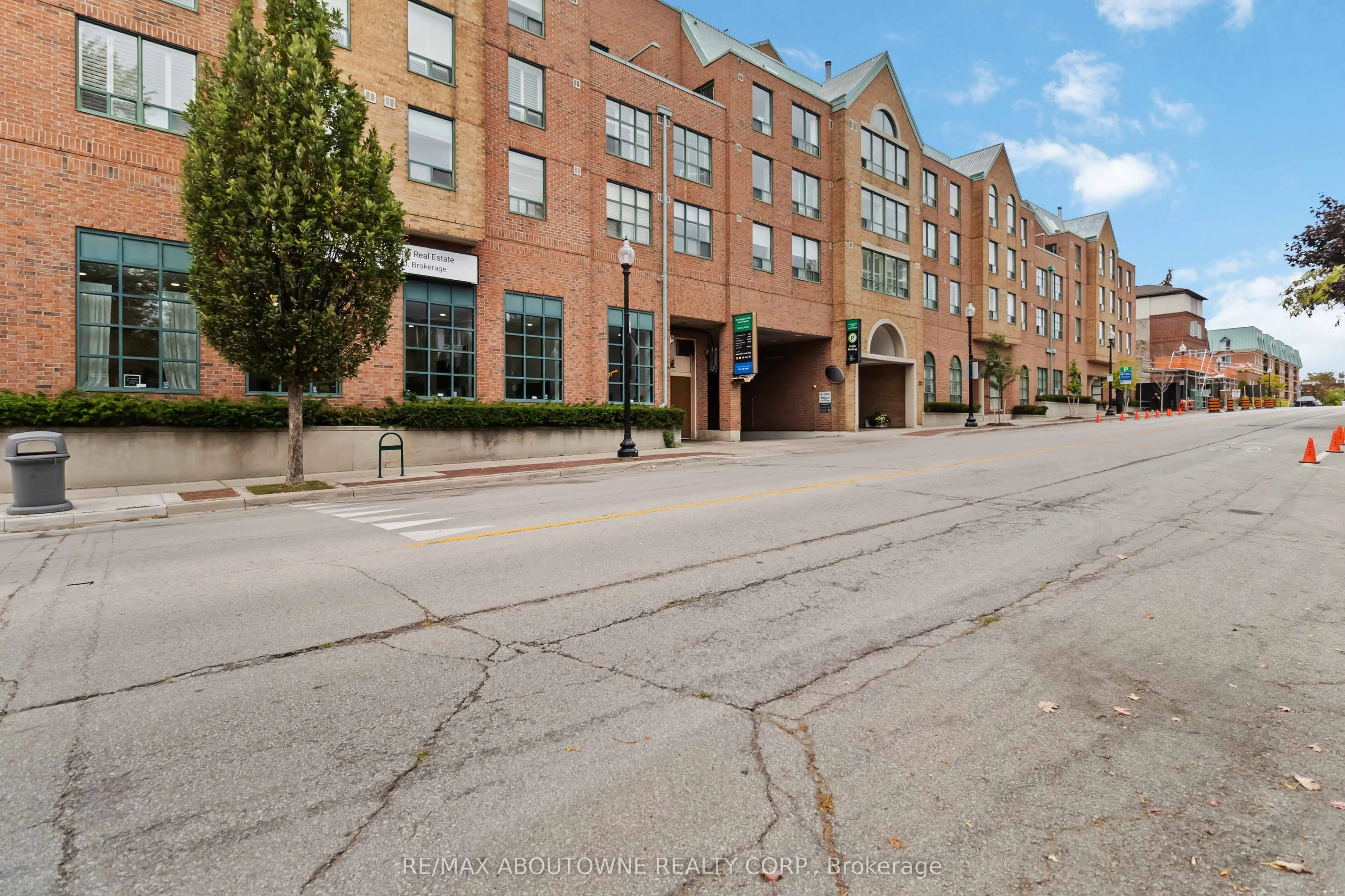 221 Robinson Street 403, Oakville, ON L6J 7N9