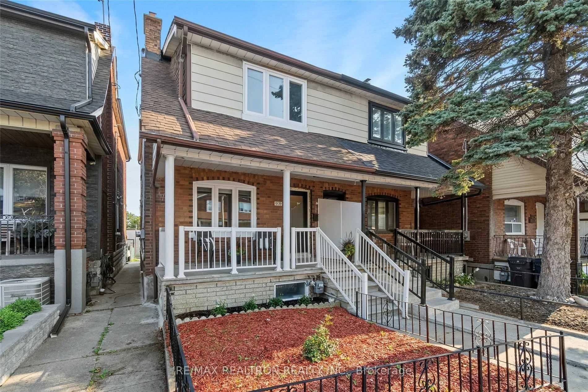 1939 Davenport Road Main, Toronto W03, ON M6N 1C3