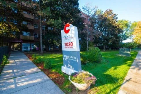 1030 Pearson Drive 405, Oakville, ON L6H 2A8