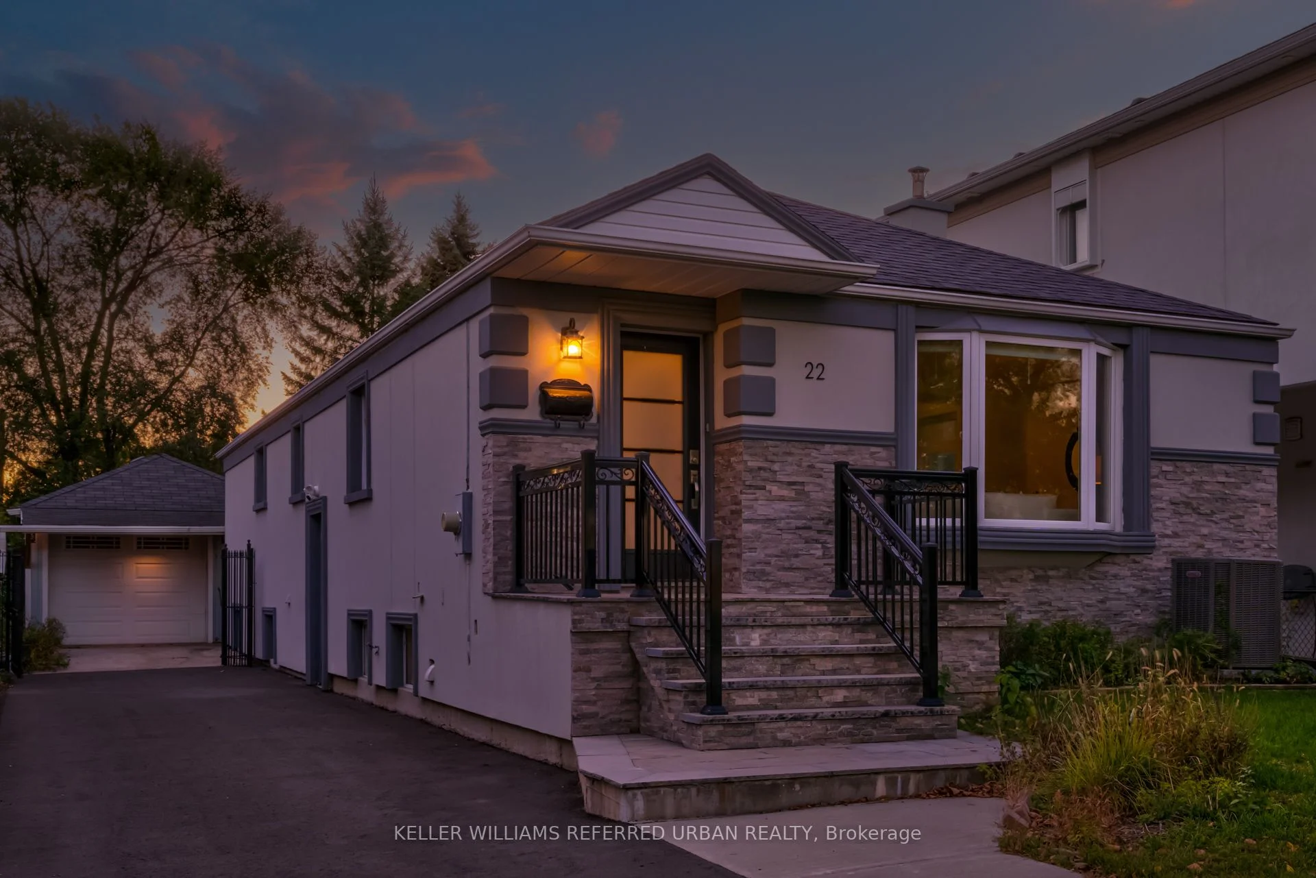 22 Hargrove Lane, Toronto W06, ON M8W 4T8