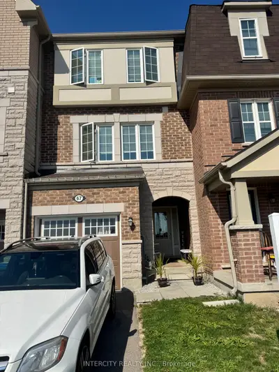 Att/Row/Townhouse in Brampton
