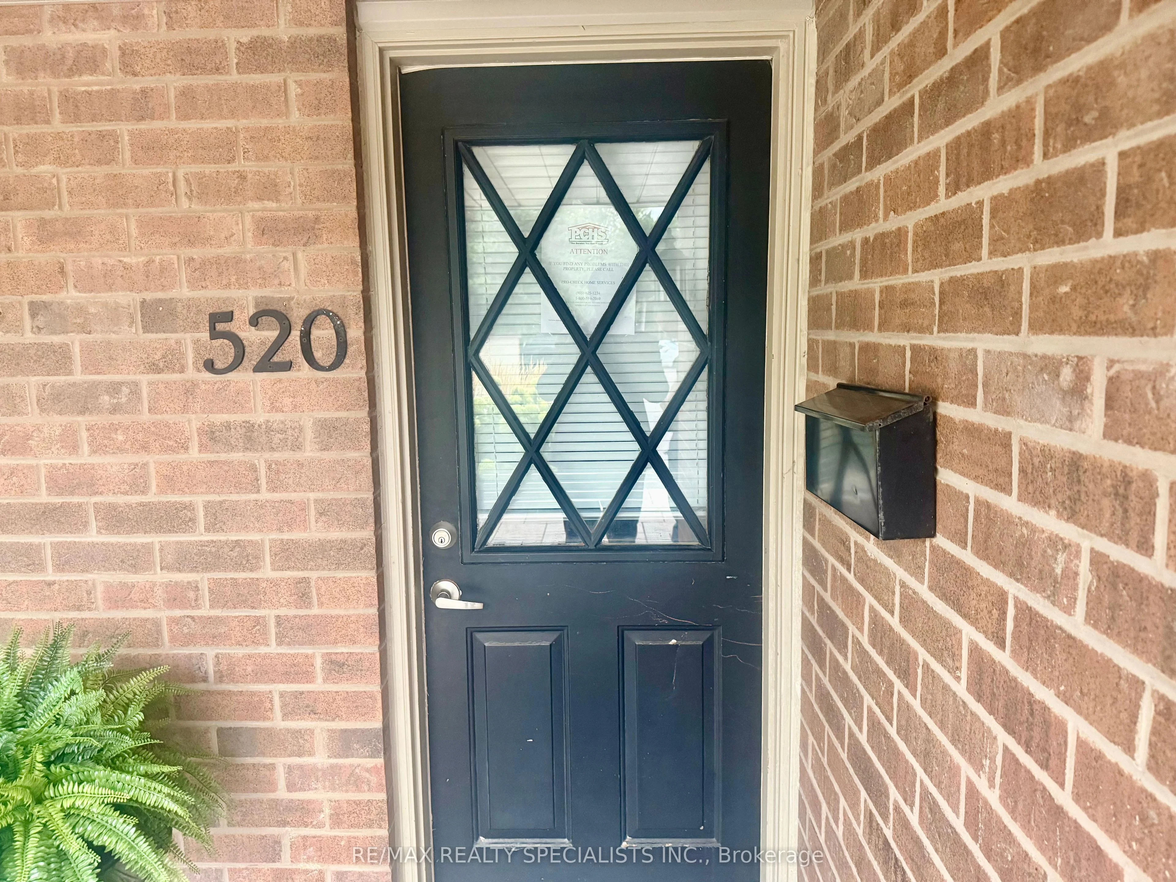 1000 Cedarglen Gate 520, Mississauga, On L5c 3z5