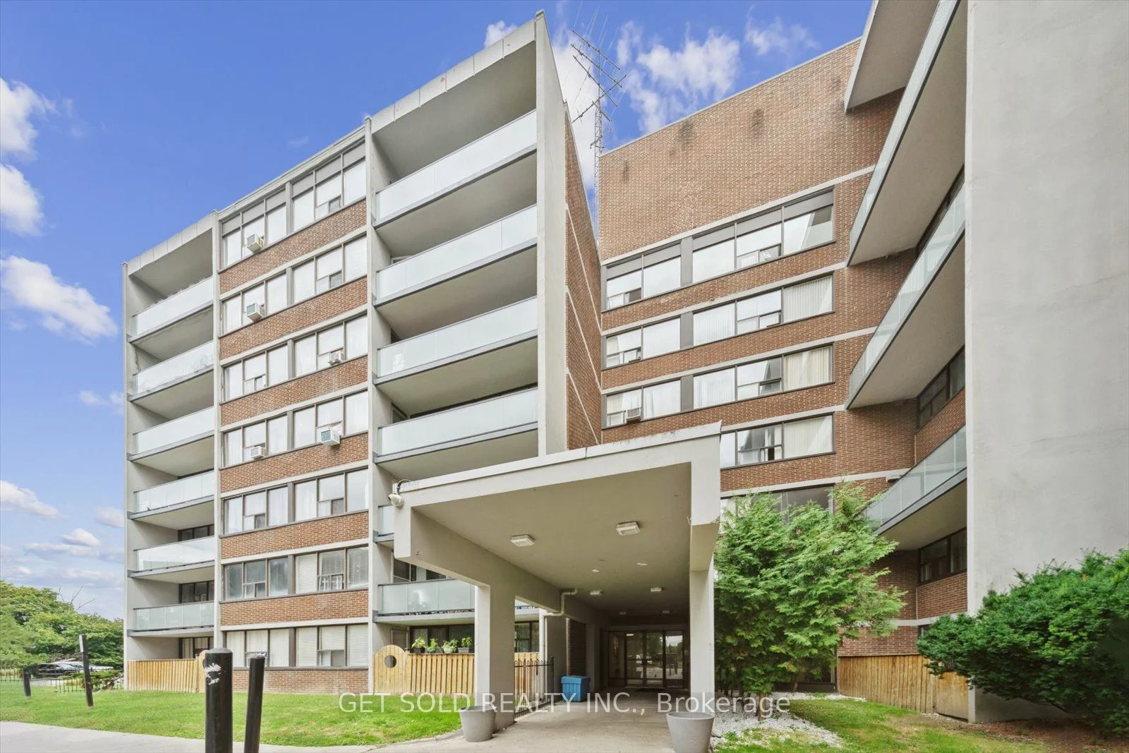 2121 Roche Court 301, Mississauga, On L5k 2c7