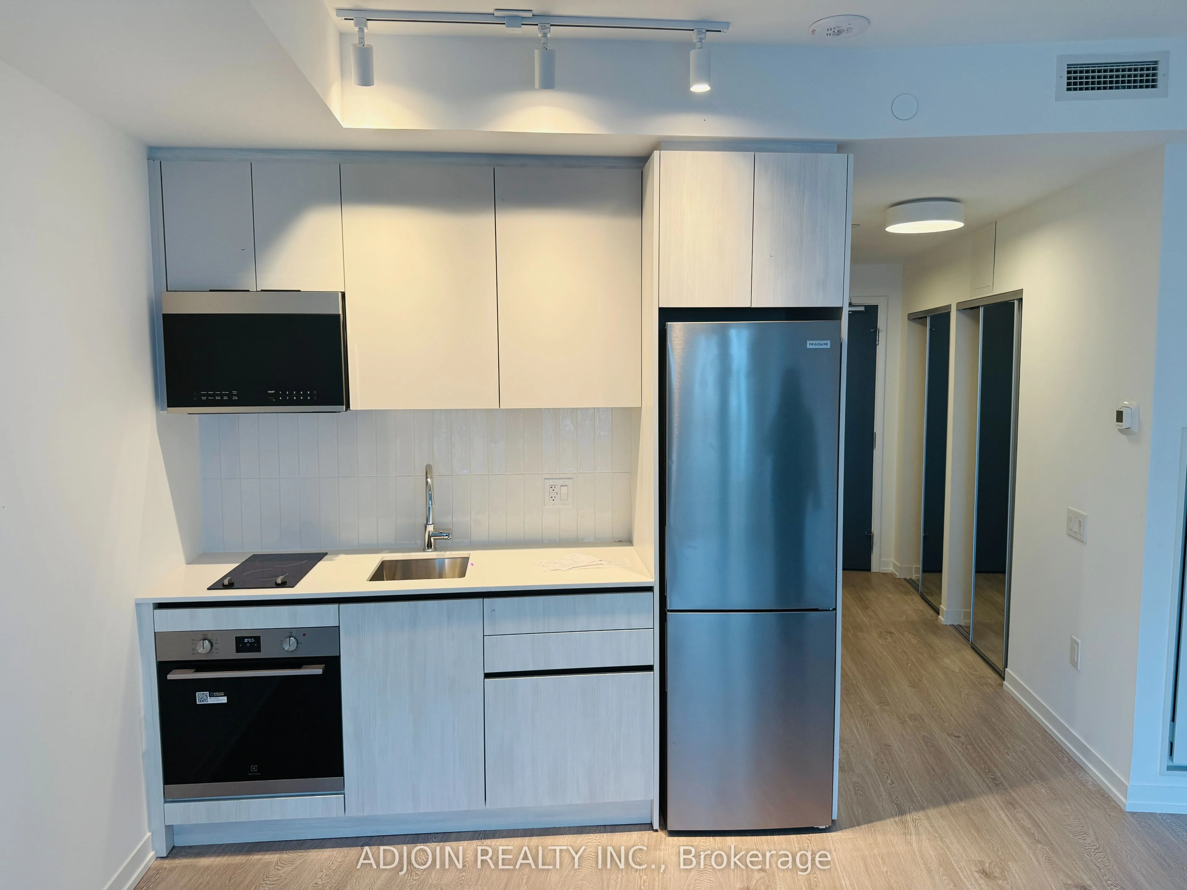 2485 Eglinton Avenue 612, Mississauga, ON L5M 2V8