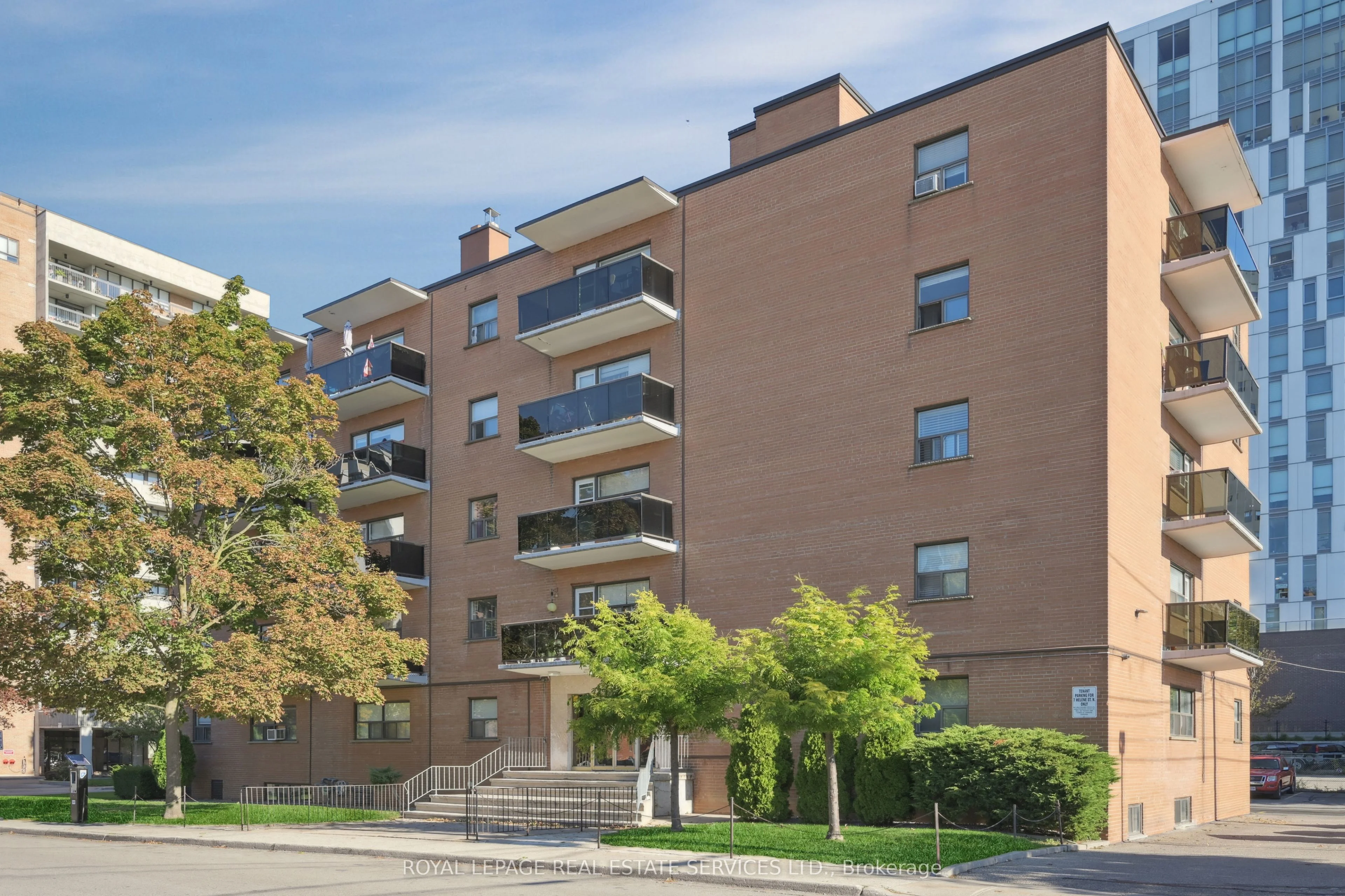 7 Helene Street N 402, Mississauga, ON L5G 3B3