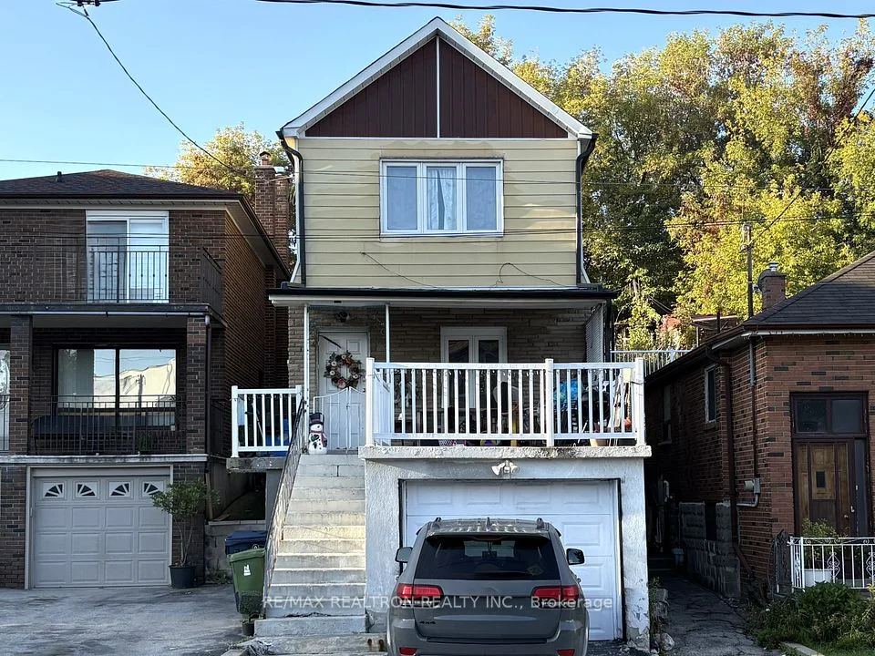 13 Holmesdale Road, Toronto W03, ON M6E 1X9