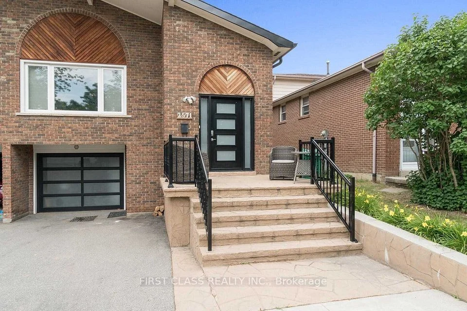 2571 Palisander Avenue Upper, Mississauga, ON L5B 2L1
