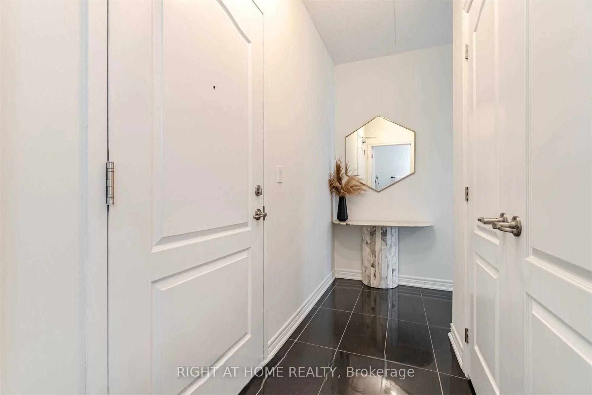 1421 Costigan Road 512, Milton, ON L9T 0Y7