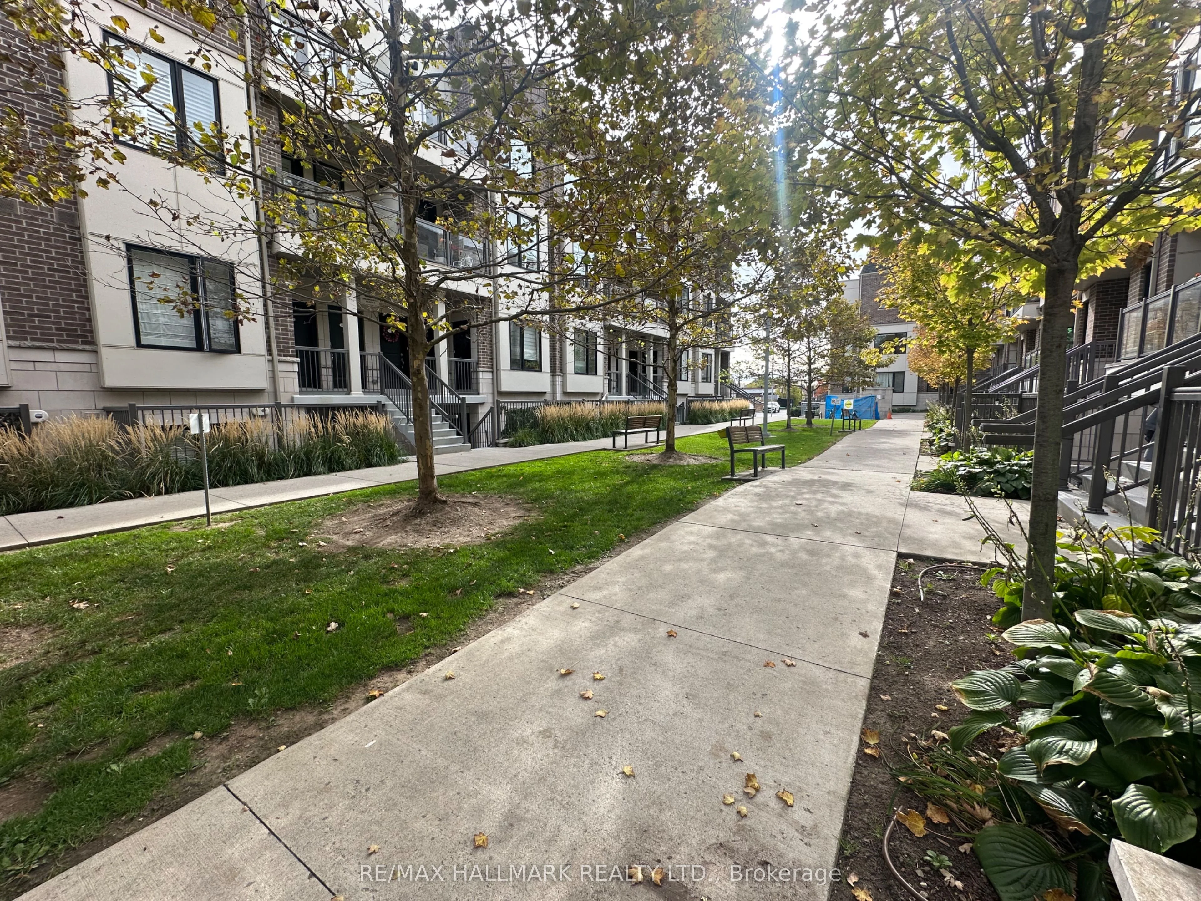 8 Drummond Street 418, Toronto W06, ON M8V 1Y8