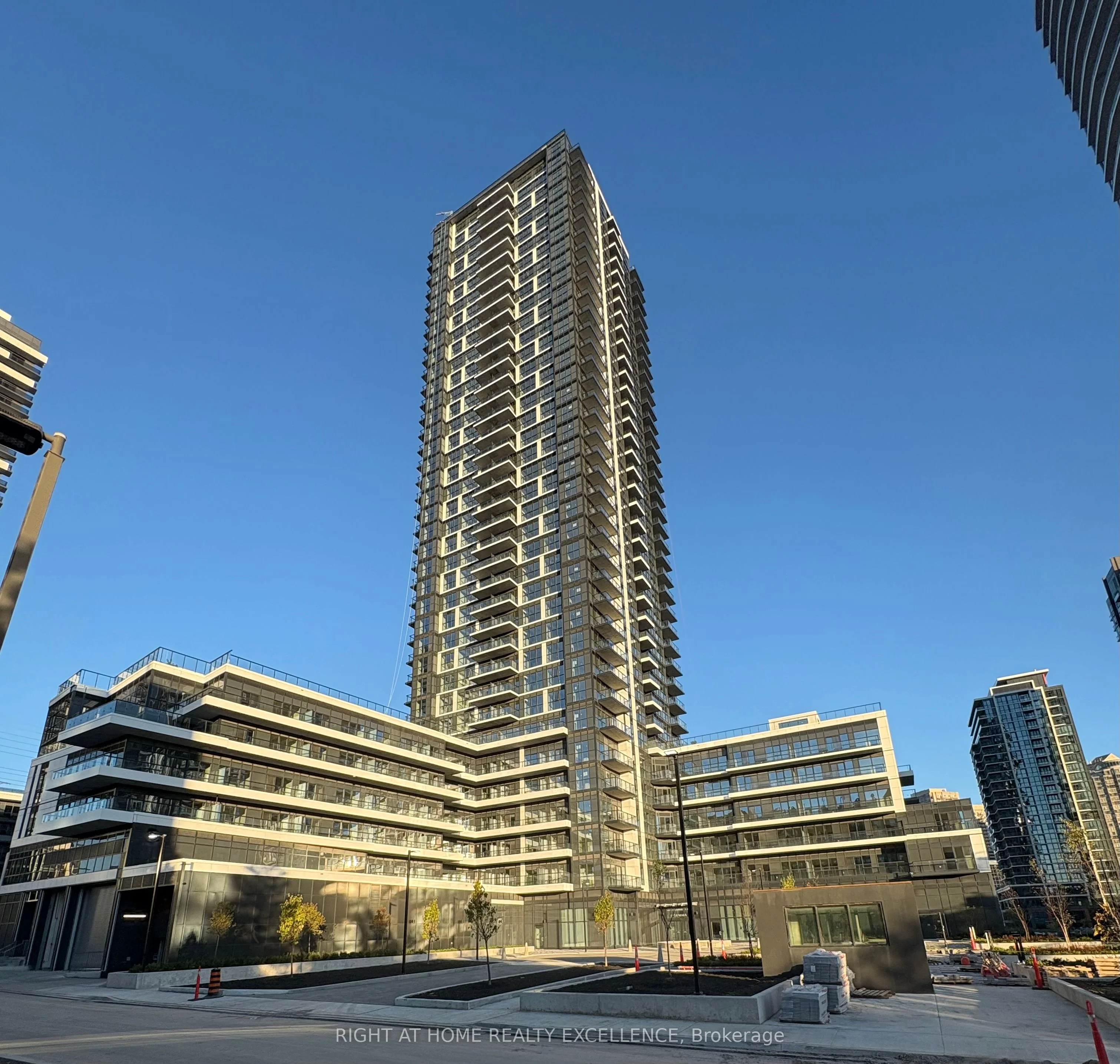 15 Watergarden Drive 418, Mississauga, ON L5R 0G8