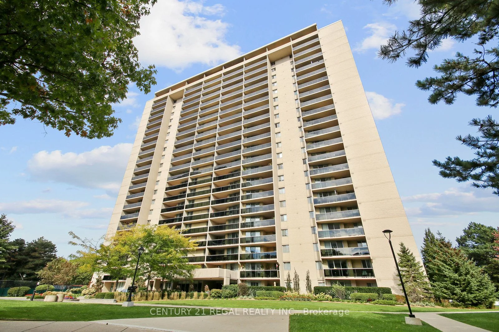 812 Burnhamthorpe Road E 1207, Toronto W08, ON M9C 4W1