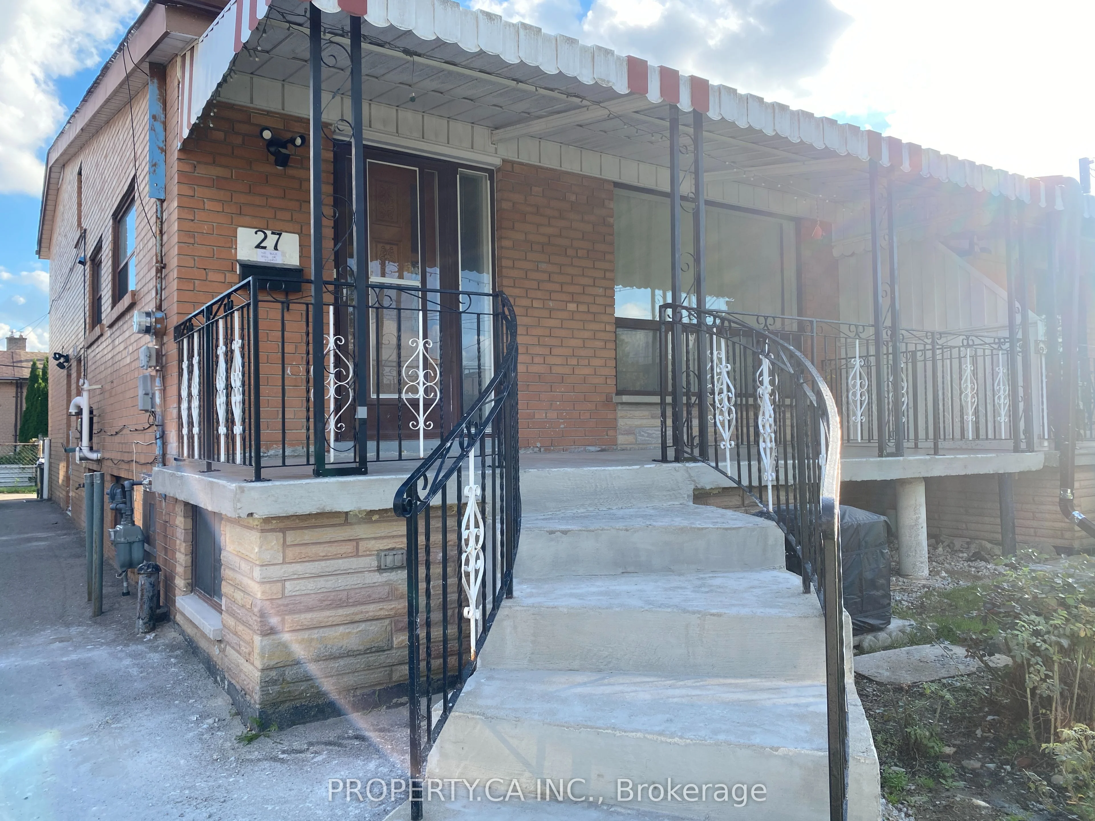 27 Ironwood Road, Toronto W05, ON M9M 2A4