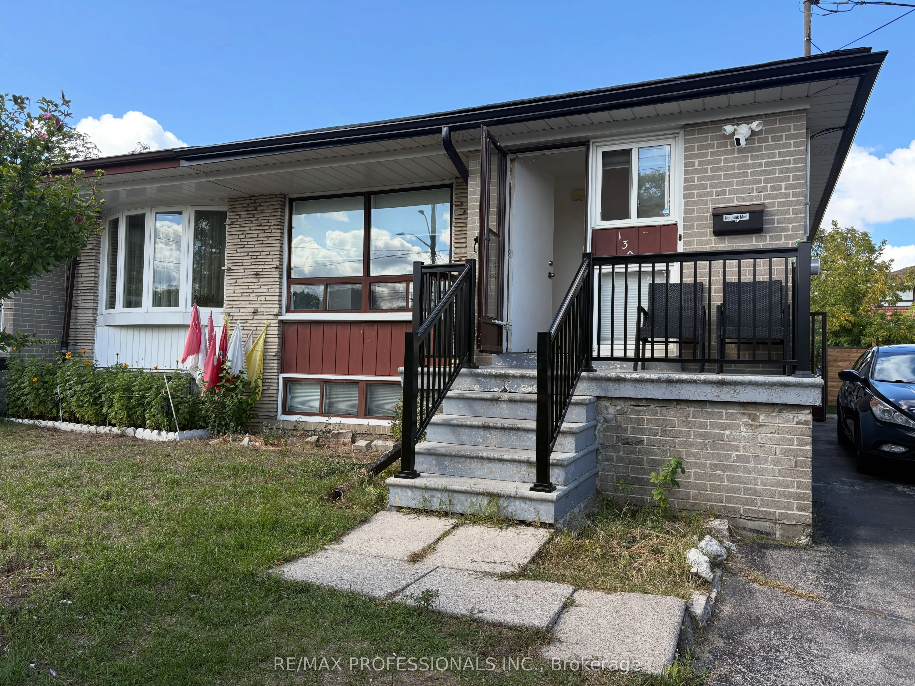 130 Duncanwood Drive MAIN, Toronto W05, ON M9L 2E1