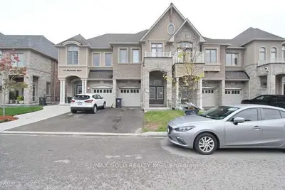 Att/Row/Townhouse in Brampton