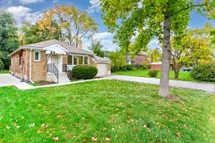 6 Saralou Court, Toronto W08, ON M9B 2G2