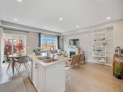 Att/Row/Townhouse in Oakville