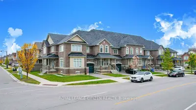 Att/Row/Townhouse in Oakville
