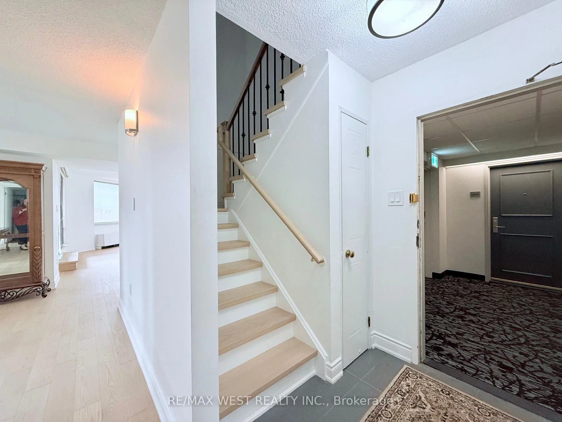 25 Fairview Road W UPH1, Mississauga, ON L5B 3Y8