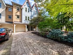 Att/Row/Townhouse in Oakville