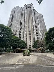 45 Kingsbridge Garden Circle 2910, Mississauga, On L5r 3k4