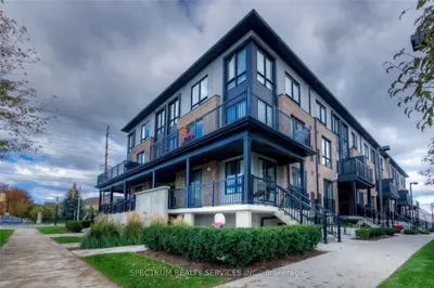 Condo Apartment in Milton