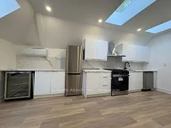 146 St Johns Road 4, Toronto W02, ON M6P 1T9