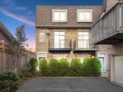 Att/Row/Townhouse in Toronto