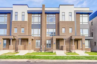 Att/Row/Townhouse in Oakville