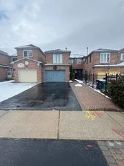 711 Ashprior Avenue, Mississauga, ON L5R 3N8