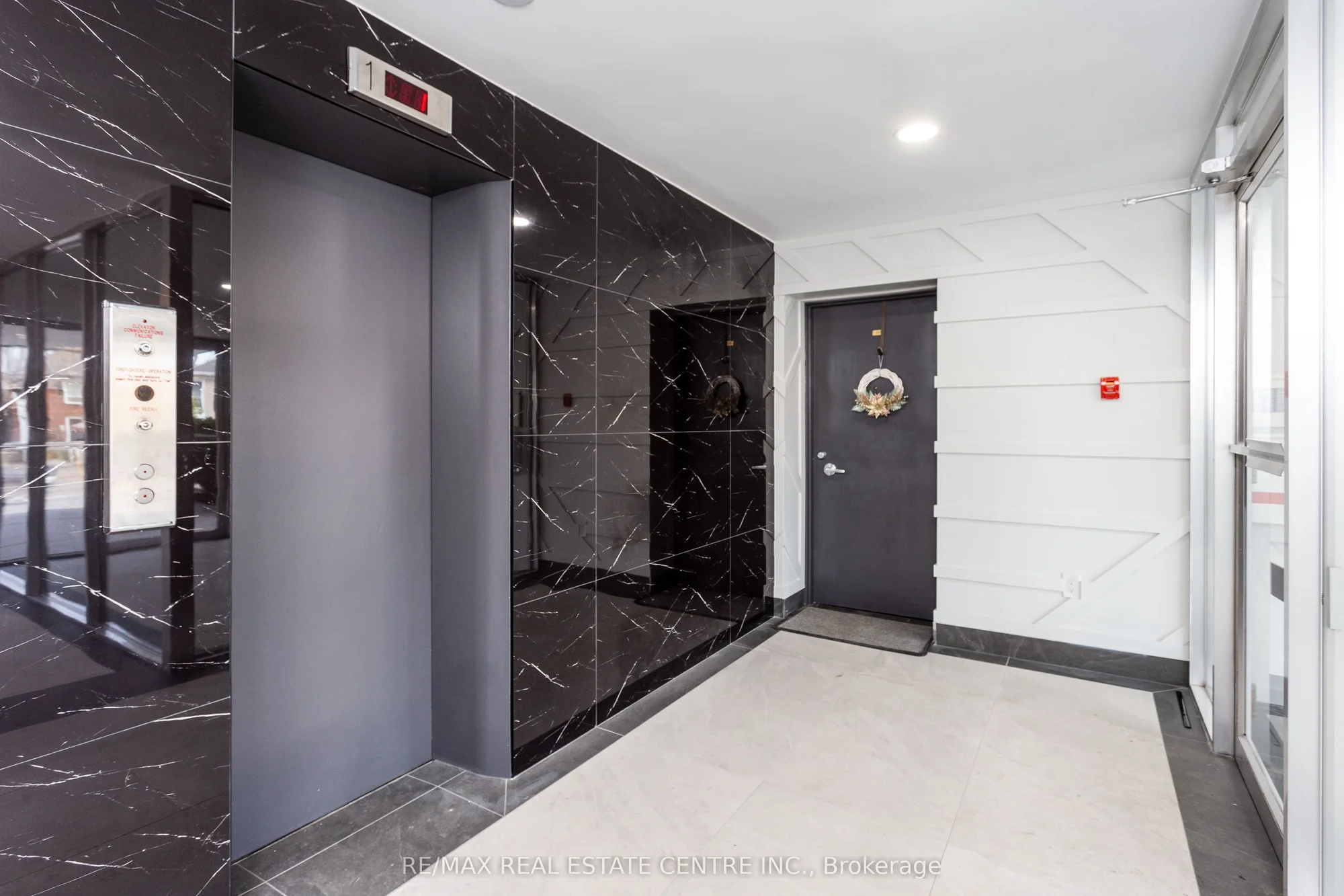371 Lakeshore Road W 105, Mississauga, ON L5H 1H4