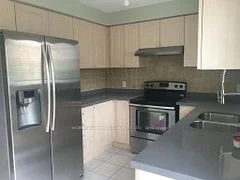 581 Garden Walk Upper, Mississauga, ON L5W 1W1