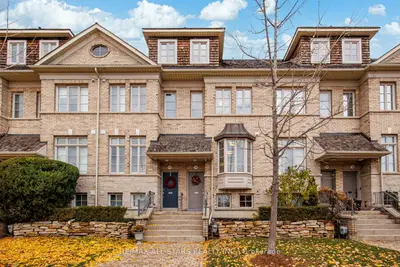 Att/Row/Townhouse in Toronto