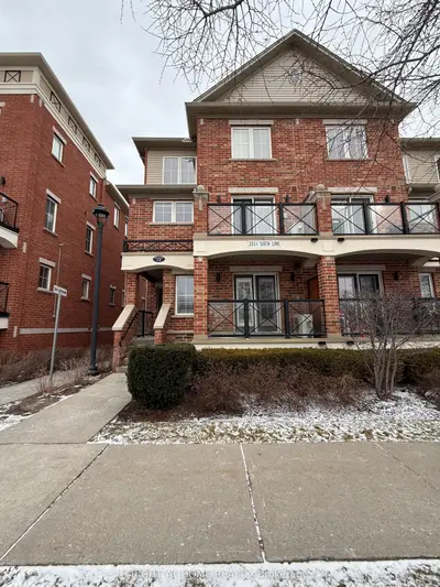 Condo Townhouse in Oakville