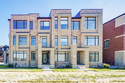 Att/Row/Townhouse in Oakville