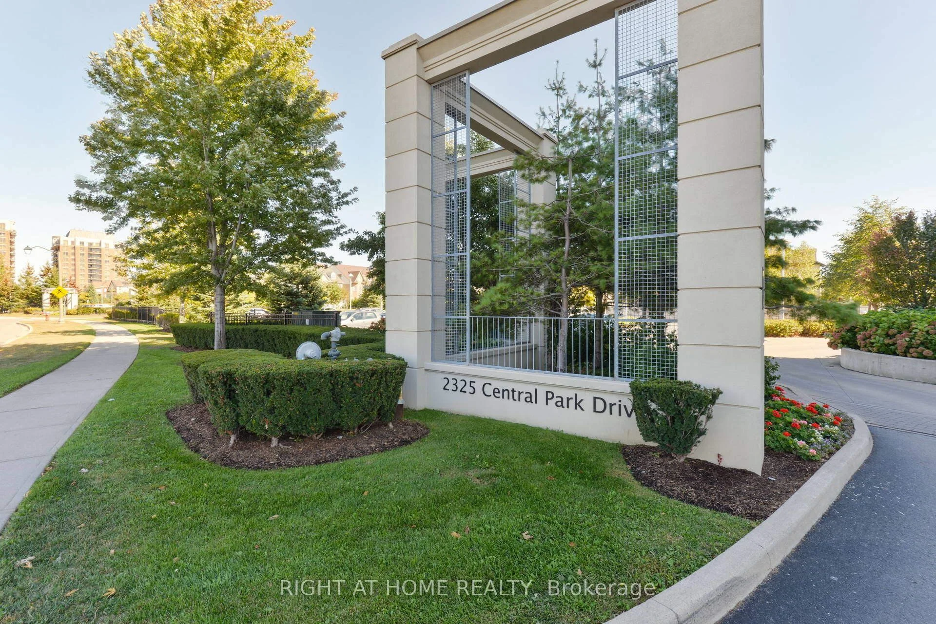 2325 CENTRAL PARK Drive 802, Oakville, ON L6H 0E5