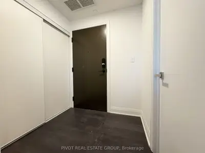 2 Erskine Road 1702, Mississauga, ON L5B 0S1