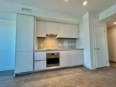 2 Erskine Road 1010, Mississauga, ON L5B 0S1