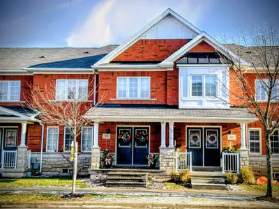Att/Row/Townhouse in Oakville