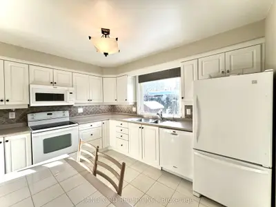 2294 Wyandotte Drive, Oakville, ON L6L 2T6