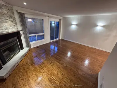 Att/Row/Townhouse in Oakville