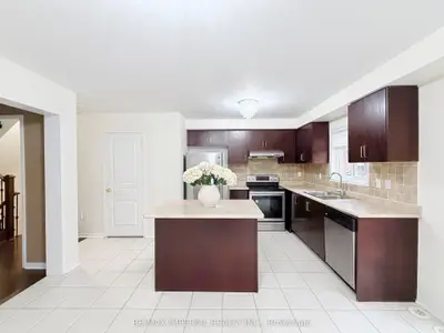 Att/Row/Townhouse in Oakville